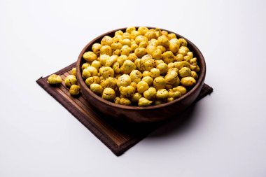 Bir kapta, seçici odak hizmet tohum kavrulmuş adami Makhana veya gevrek Lotus çıkar