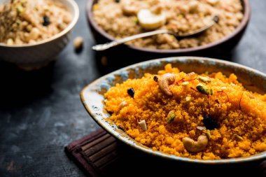 Badaam Alman shira / Sheera veya badem safran halwa, popüler Hint tatlı servis bir kase. seçici odak