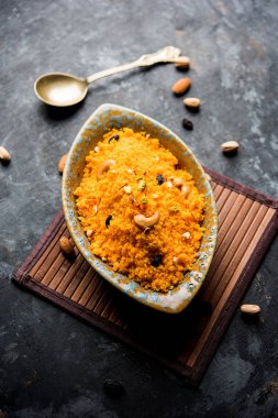 Badaam Alman shira / Sheera veya badem safran halwa, popüler Hint tatlı servis bir kase. seçici odak