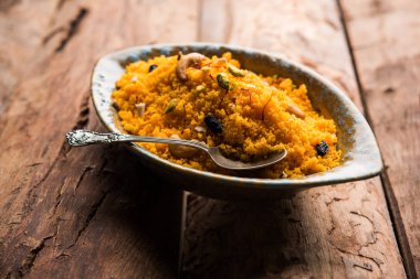 Badaam Alman shira / Sheera veya badem safran halwa, popüler Hint tatlı servis bir kase. seçici odak