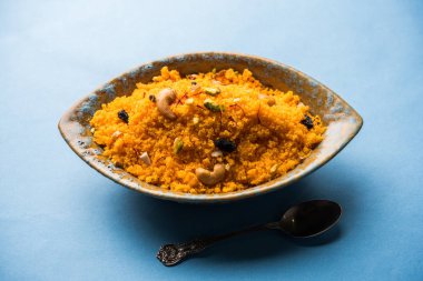 Badaam Alman shira / Sheera veya badem safran halwa, popüler Hint tatlı servis bir kase. seçici odak