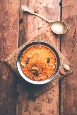 Badaam Alman shira / Sheera veya badem safran halwa, popüler Hint tatlı servis bir kase. seçici odak