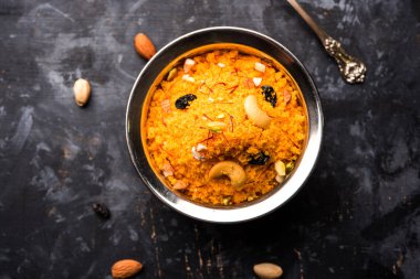 Badaam Alman shira / Sheera veya badem safran halwa, popüler Hint tatlı servis bir kase. seçici odak
