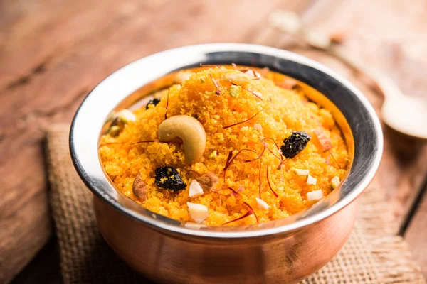 巴达姆 凯萨尔 谢拉或杏仁藏红花哈瓦 在碗里盛放在印度的流行甜点 选择性对焦 — 图库照片