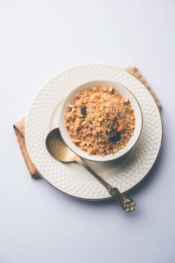 Tatlı Sheera / Halwa / İrmik veya rawa, popüler tatlı tarifi kullanarak yapılan Sooji yapılan Hint Festivaller kullanarak. Bir kase veya plaka servis. seçici odak