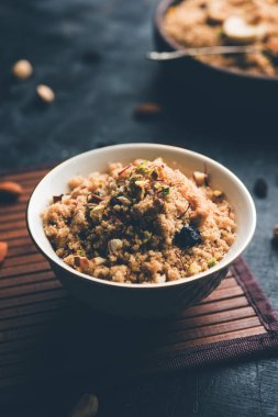 Tatlı Sheera / Halwa / İrmik veya rawa, popüler tatlı tarifi kullanarak yapılan Sooji yapılan Hint Festivaller kullanarak. Bir kase veya plaka servis. seçici odak