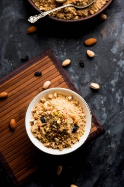 Tatlı Sheera / Halwa / İrmik veya rawa, popüler tatlı tarifi kullanarak yapılan Sooji yapılan Hint Festivaller kullanarak. Bir kase veya plaka servis. seçici odak