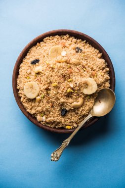 Tatlı Sheera / Halwa / İrmik veya rawa, popüler tatlı tarifi kullanarak yapılan Sooji yapılan Hint Festivaller kullanarak. Bir kase veya plaka servis. seçici odak