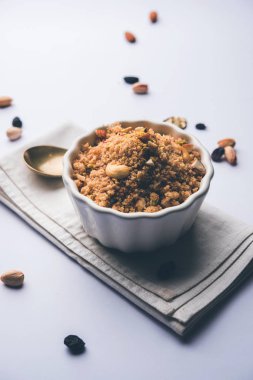 Tatlı Sheera / Halwa / İrmik veya rawa, popüler tatlı tarifi kullanarak yapılan Sooji yapılan Hint Festivaller kullanarak. Bir kase veya plaka servis. seçici odak