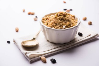 Tatlı Sheera / Halwa / İrmik veya rawa, popüler tatlı tarifi kullanarak yapılan Sooji yapılan Hint Festivaller kullanarak. Bir kase veya plaka servis. seçici odak