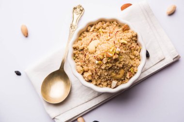 Tatlı Sheera / Halwa / İrmik veya rawa, popüler tatlı tarifi kullanarak yapılan Sooji yapılan Hint Festivaller kullanarak. Bir kase veya plaka servis. seçici odak