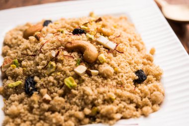 Tatlı Sheera / Halwa / İrmik veya rawa, popüler tatlı tarifi kullanarak yapılan Sooji yapılan Hint Festivaller kullanarak. Bir kase veya plaka servis. seçici odak