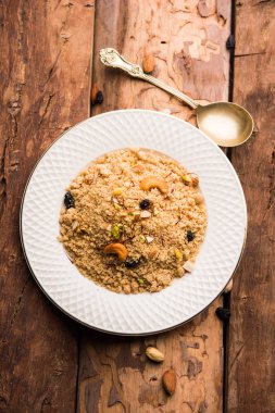 Tatlı Sheera / Halwa / İrmik veya rawa, popüler tatlı tarifi kullanarak yapılan Sooji yapılan Hint Festivaller kullanarak. Bir kase veya plaka servis. seçici odak