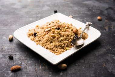 Tatlı Sheera / Halwa / İrmik veya rawa, popüler tatlı tarifi kullanarak yapılan Sooji yapılan Hint Festivaller kullanarak. Bir kase veya plaka servis. seçici odak