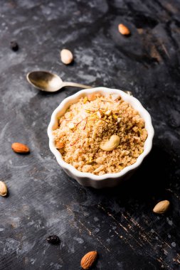 Tatlı Sheera / Halwa / İrmik veya rawa, popüler tatlı tarifi kullanarak yapılan Sooji yapılan Hint Festivaller kullanarak. Bir kase veya plaka servis. seçici odak