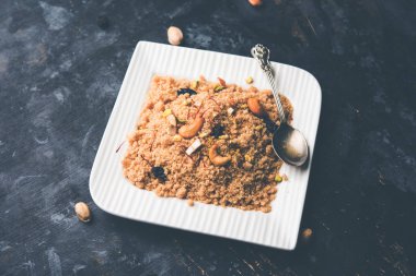 Tatlı Sheera / Halwa / İrmik veya rawa, popüler tatlı tarifi kullanarak yapılan Sooji yapılan Hint Festivaller kullanarak. Bir kase veya plaka servis. seçici odak