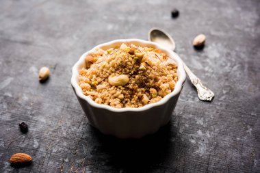 Tatlı Sheera / Halwa / İrmik veya rawa, popüler tatlı tarifi kullanarak yapılan Sooji yapılan Hint Festivaller kullanarak. Bir kase veya plaka servis. seçici odak