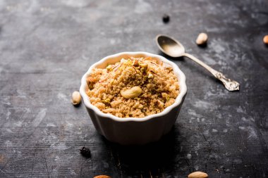 Tatlı Sheera / Halwa / İrmik veya rawa, popüler tatlı tarifi kullanarak yapılan Sooji yapılan Hint Festivaller kullanarak. Bir kase veya plaka servis. seçici odak