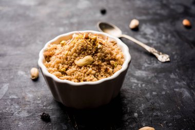 Tatlı Sheera / Halwa / İrmik veya rawa, popüler tatlı tarifi kullanarak yapılan Sooji yapılan Hint Festivaller kullanarak. Bir kase veya plaka servis. seçici odak