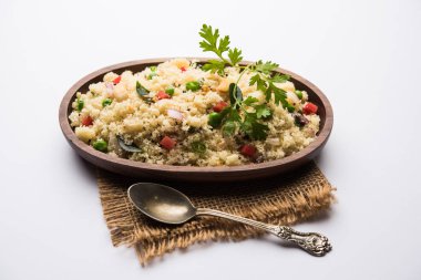Rava Upma / Uppuma - güneyde Hint kahvaltı servis bir kase. seçici odak