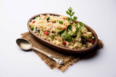Rava Upma / Uppuma - güneyde Hint kahvaltı servis bir kase. seçici odak