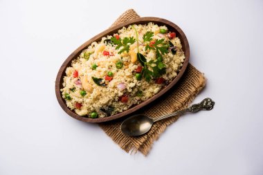 Rava Upma / Uppuma - güneyde Hint kahvaltı servis bir kase. seçici odak
