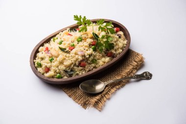 Rava Upma / Uppuma - güneyde Hint kahvaltı servis bir kase. seçici odak