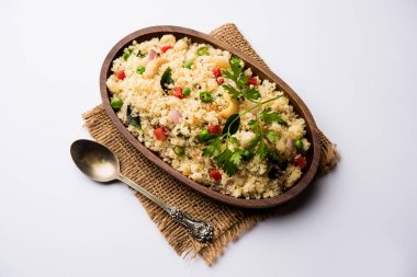 Rava Upma / Uppuma - güneyde Hint kahvaltı servis bir kase. seçici odak