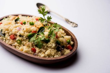 Rava Upma / Uppuma - güneyde Hint kahvaltı servis bir kase. seçici odak
