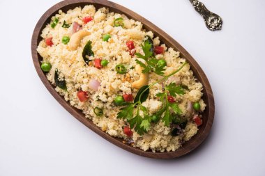 Rava Upma / Uppuma - güneyde Hint kahvaltı servis bir kase. seçici odak