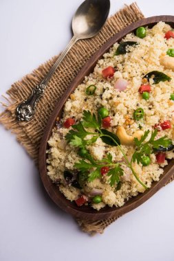 Rava Upma / Uppuma - güneyde Hint kahvaltı servis bir kase. seçici odak