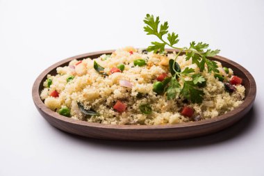 Rava Upma / Uppuma - güneyde Hint kahvaltı servis bir kase. seçici odak