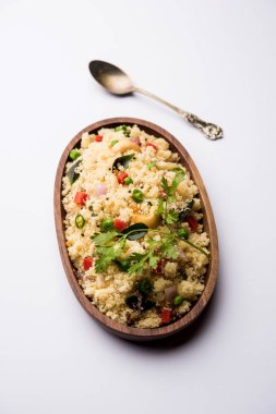 Rava Upma / Uppuma - güneyde Hint kahvaltı servis bir kase. seçici odak
