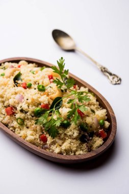 Rava Upma / Uppuma - güneyde Hint kahvaltı servis bir kase. seçici odak