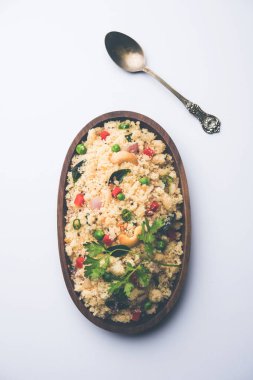 Rava Upma / Uppuma - güneyde Hint kahvaltı servis bir kase. seçici odak