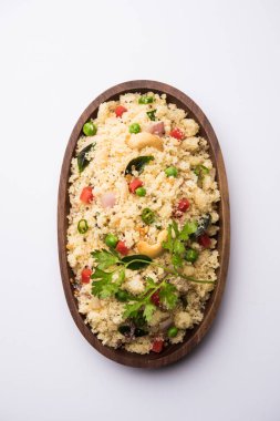 Rava Upma / Uppuma - güneyde Hint kahvaltı servis bir kase. seçici odak