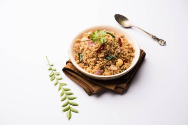 Rava Upma / Uppuma - güneyde Hint kahvaltı servis bir kase. seçici odak