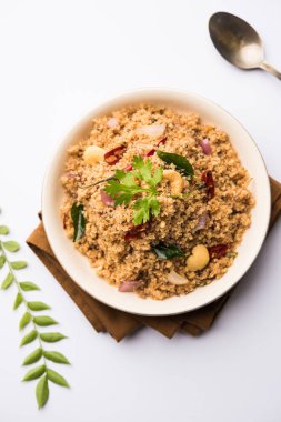 Rava Upma / Uppuma - güneyde Hint kahvaltı servis bir kase. seçici odak