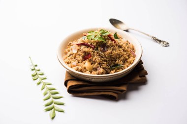 Rava Upma / Uppuma - güneyde Hint kahvaltı servis bir kase. seçici odak