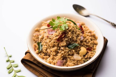 Rava Upma / Uppuma - güneyde Hint kahvaltı servis bir kase. seçici odak