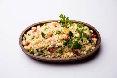 Rava Upma / Uppuma - güneyde Hint kahvaltı servis bir kase. seçici odak