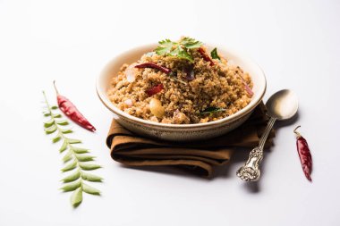 Rava Upma / Uppuma - güneyde Hint kahvaltı servis bir kase. seçici odak