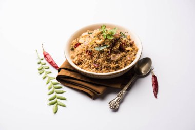Rava Upma / Uppuma - güneyde Hint kahvaltı servis bir kase. seçici odak