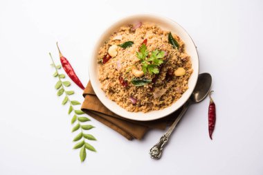 Rava Upma / Uppuma - güneyde Hint kahvaltı servis bir kase. seçici odak