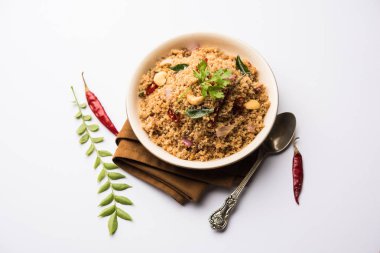 Rava Upma / Uppuma - güneyde Hint kahvaltı servis bir kase. seçici odak