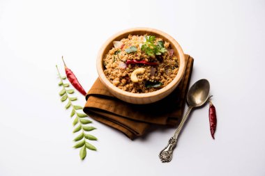 Rava Upma / Uppuma - güneyde Hint kahvaltı servis bir kase. seçici odak