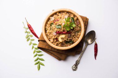 Rava Upma / Uppuma - güneyde Hint kahvaltı servis bir kase. seçici odak