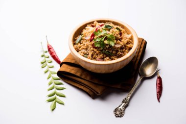 Rava Upma / Uppuma - güneyde Hint kahvaltı servis bir kase. seçici odak