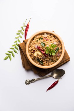 Rava Upma / Uppuma - güneyde Hint kahvaltı servis bir kase. seçici odak