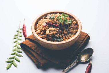 Rava Upma / Uppuma - güneyde Hint kahvaltı servis bir kase. seçici odak